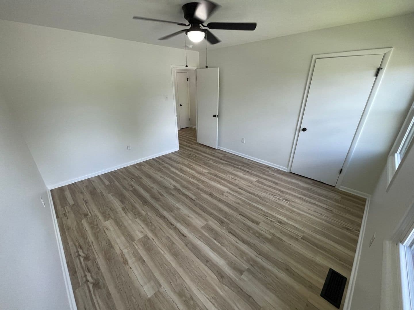 Shelbyville Apartment: 1215 Mary Ross Avenue