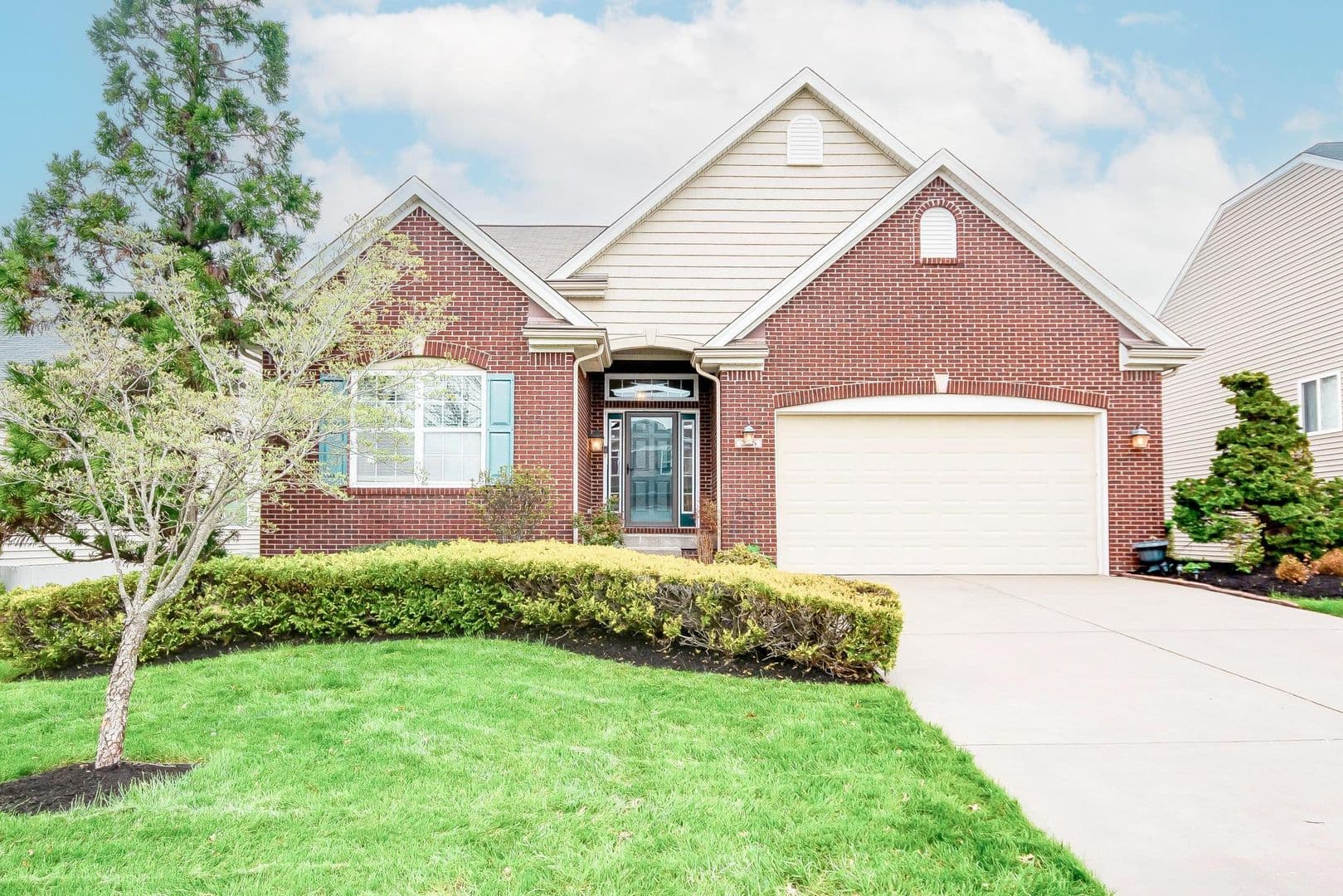 Louisville House: 216 Rockcrest Way