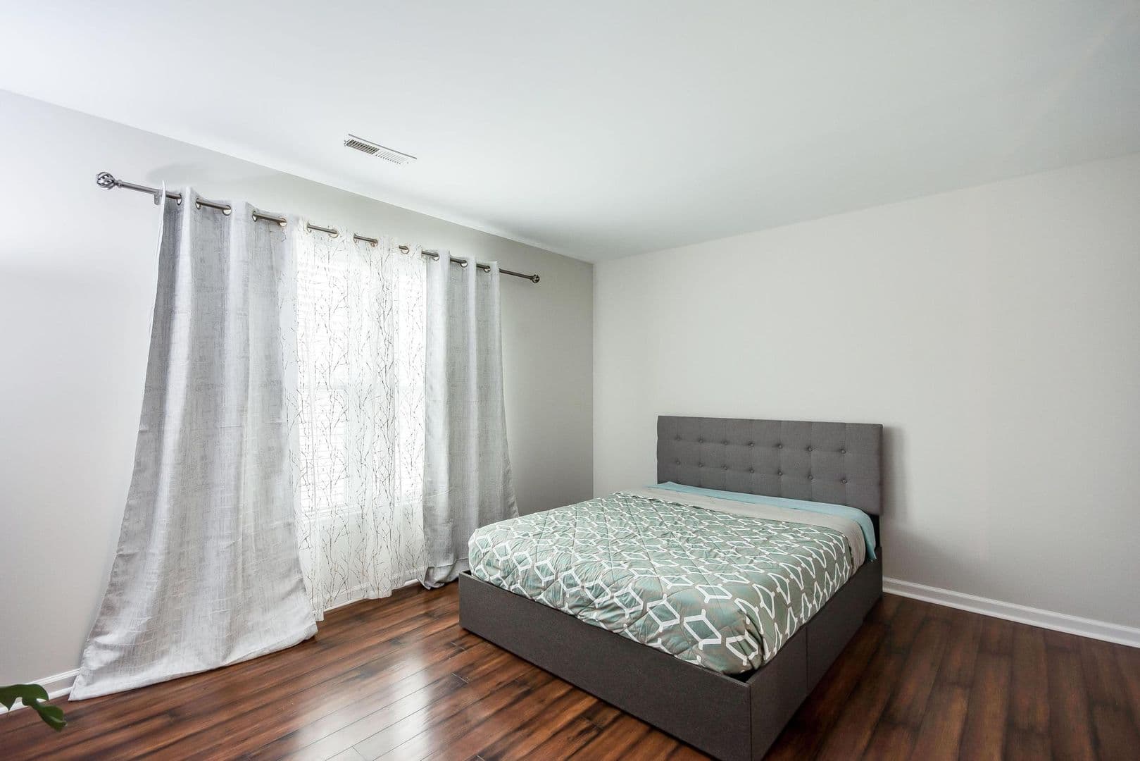 Louisville House: 216 Rockcrest Way