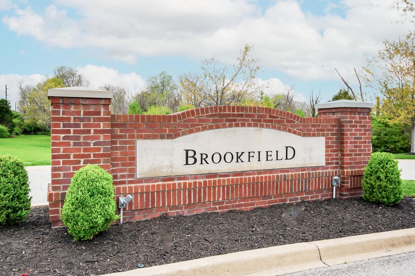 Louisville House: 216 Rockcrest Way