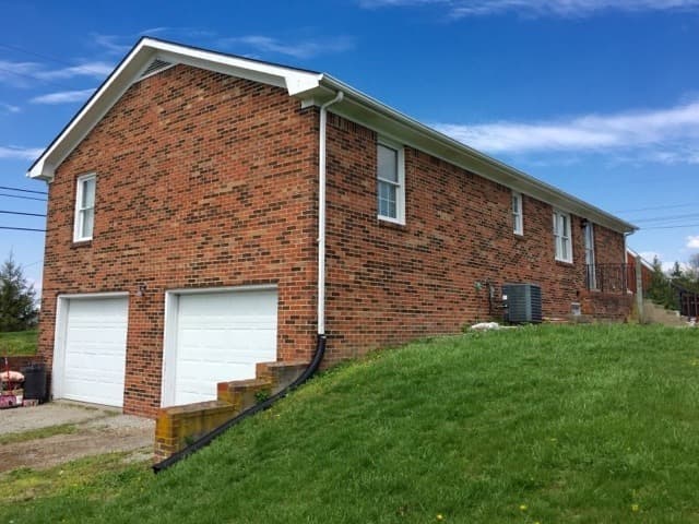 Pleasureville House: 111 Pleasureville Road