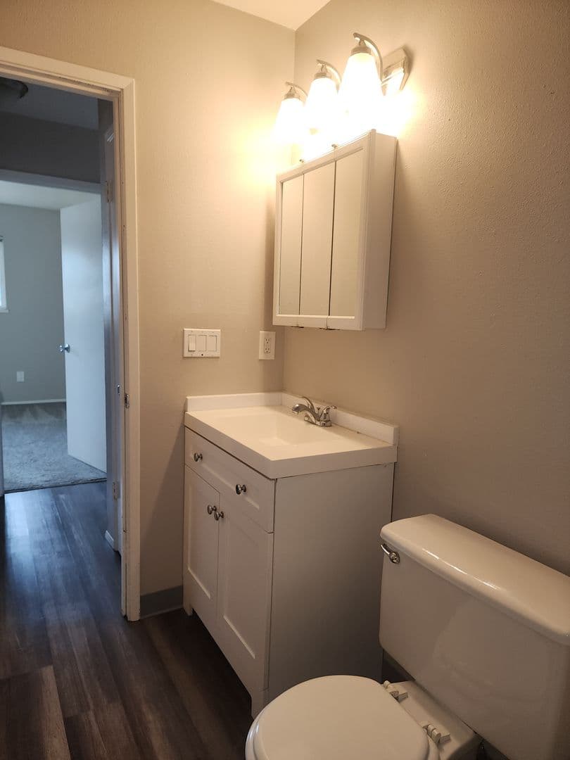 Newberg Apartment: 1005 S. Wynooski St.