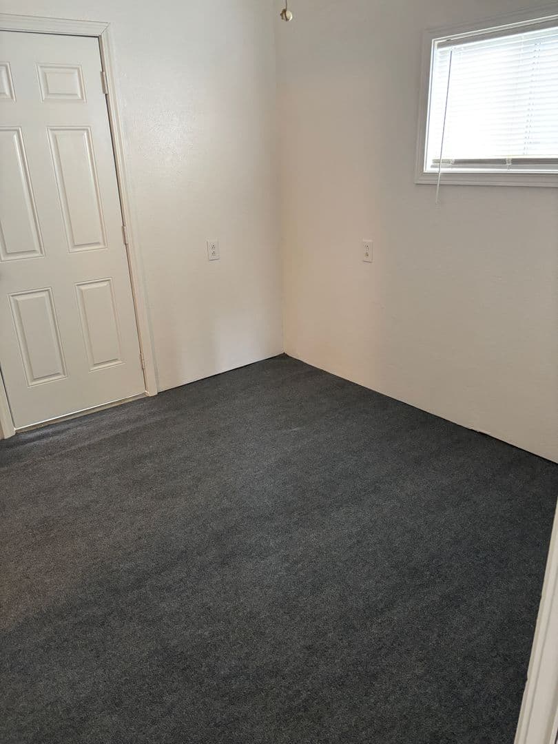 Newberg Apartment: 1506-1508 Deborah Rd.