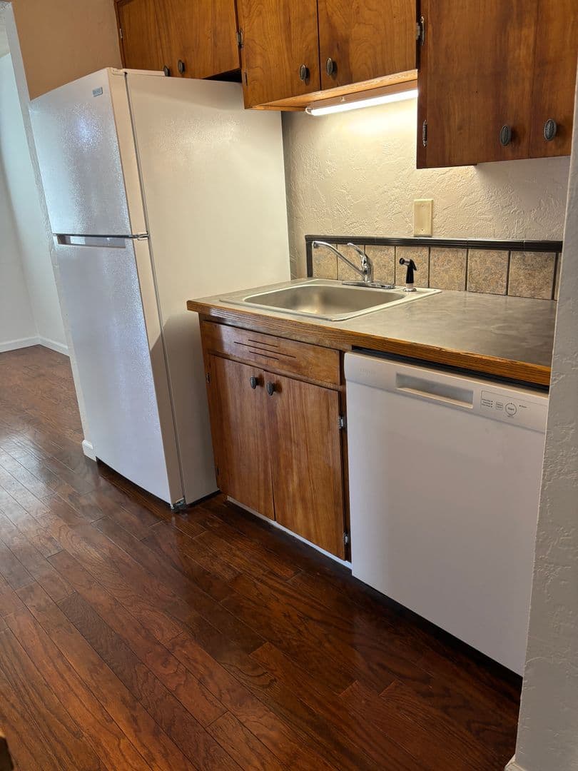 Newberg Apartment: 1506-1508 Deborah Rd.