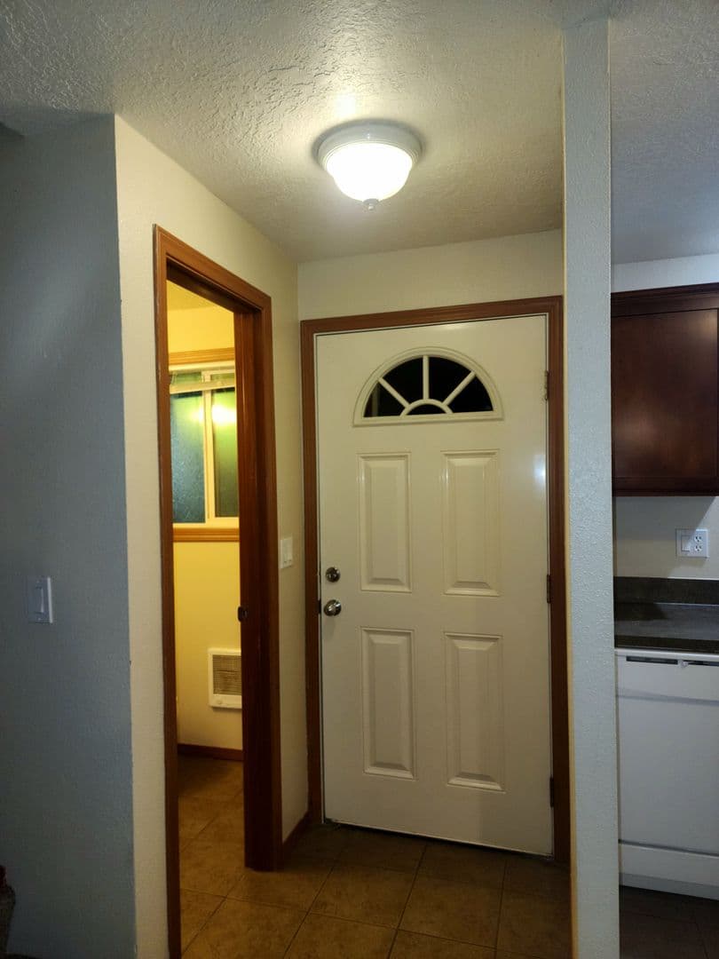 Newberg Apartment: 606 E Ninth St - Apt. 43