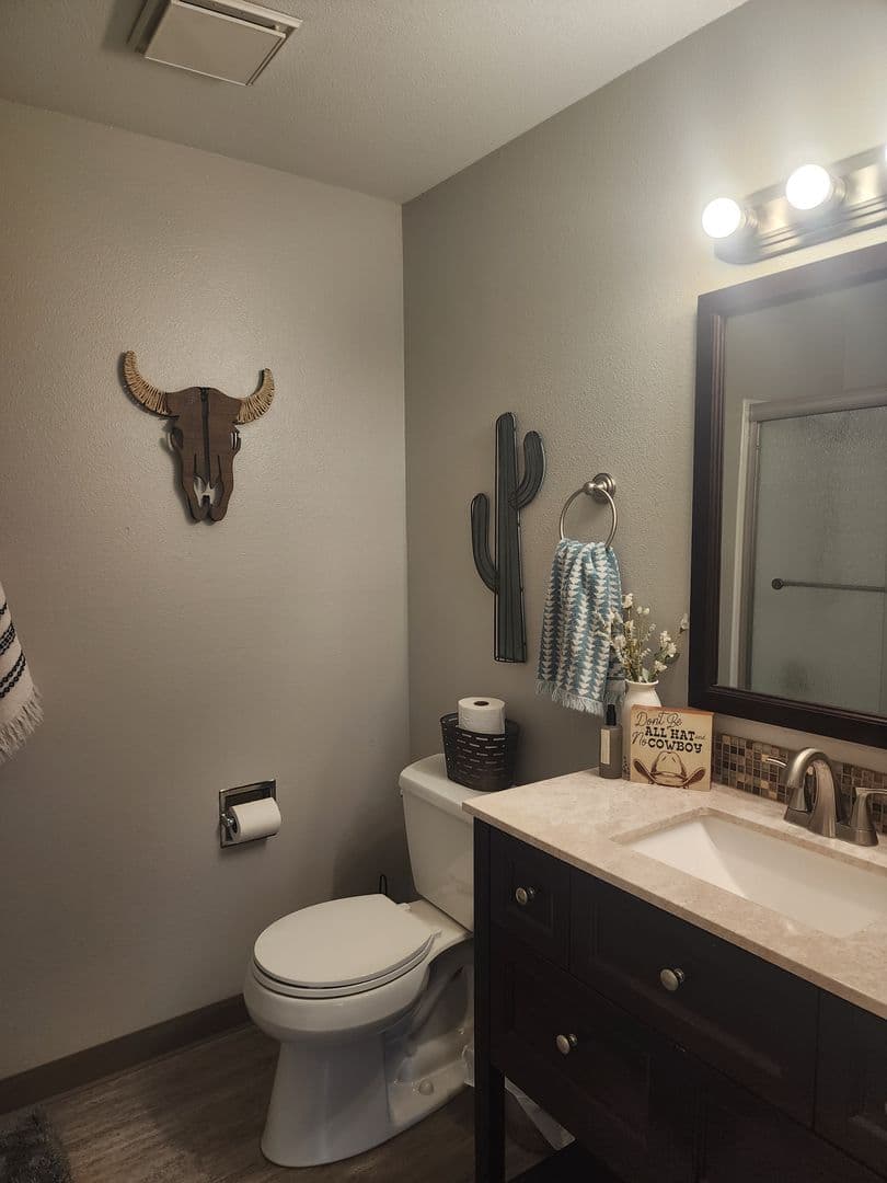 Newberg House: 3512 E Vittoria Way