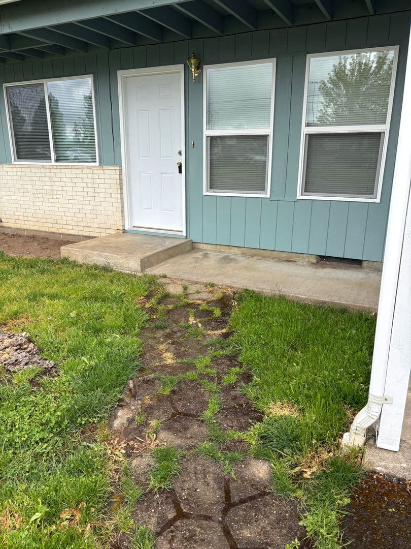 Newberg Apartment: 1506-1508 Deborah Rd.