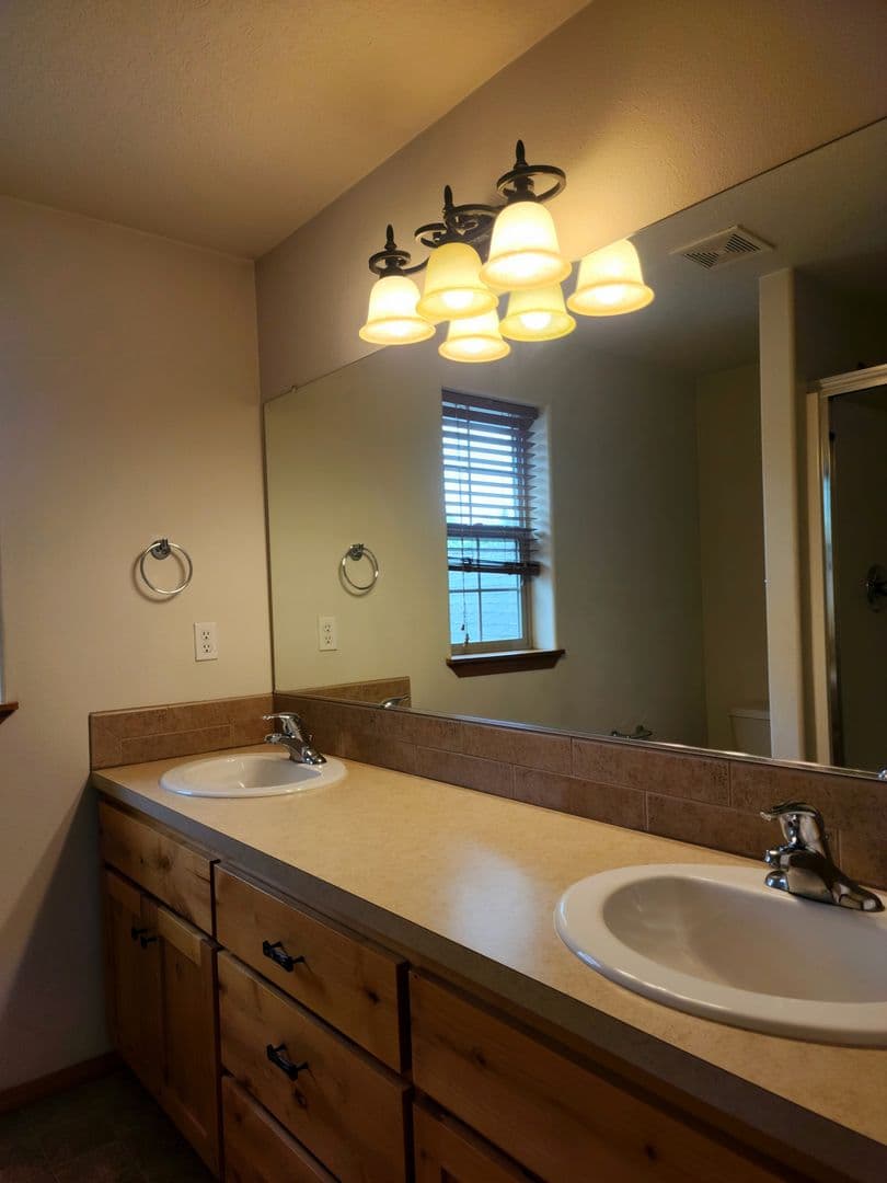Newberg House: 800 W. First St. #4