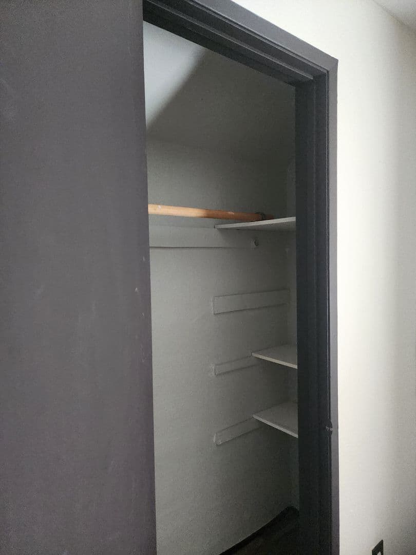 Newberg House: 100 E Sherman St