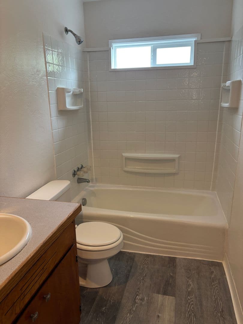 Newberg Apartment: 1506-1508 Deborah Rd.