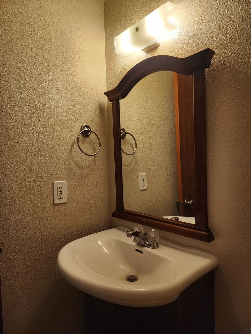 Newberg Apartment: 606 E Ninth St - Apt. 43