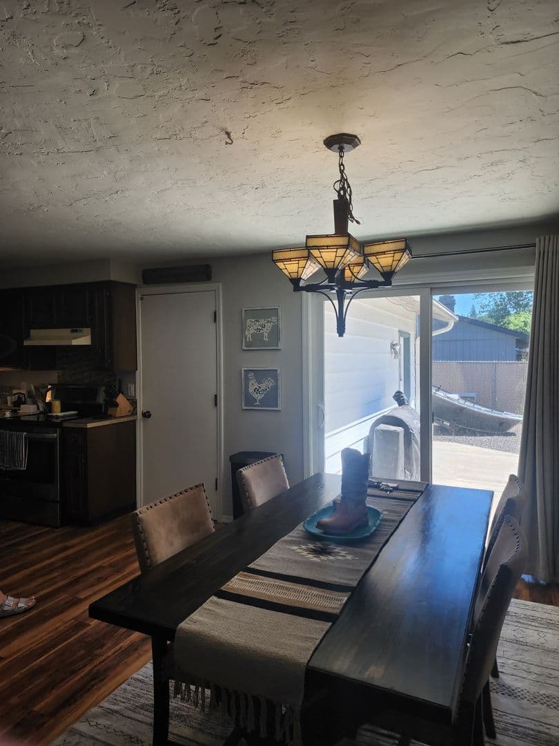 Newberg House: 3512 E Vittoria Way