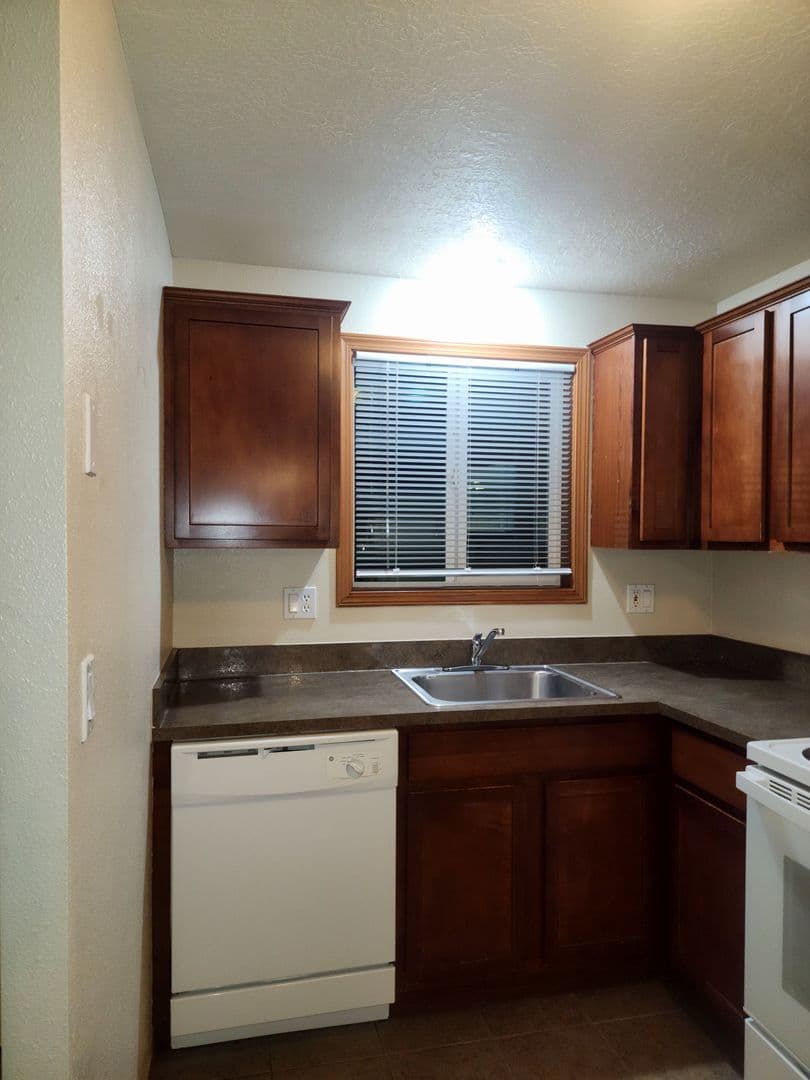 Newberg Apartment: 606 E Ninth St - Apt. 43