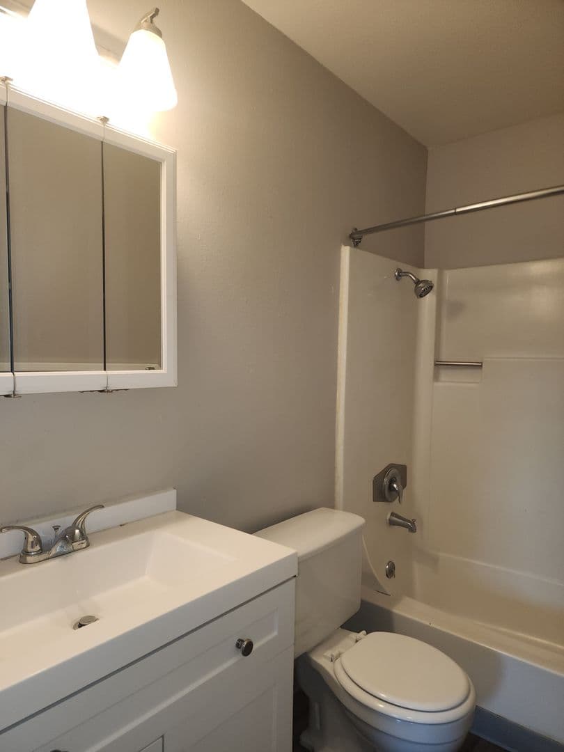 Newberg Apartment: 1005 S. Wynooski St.