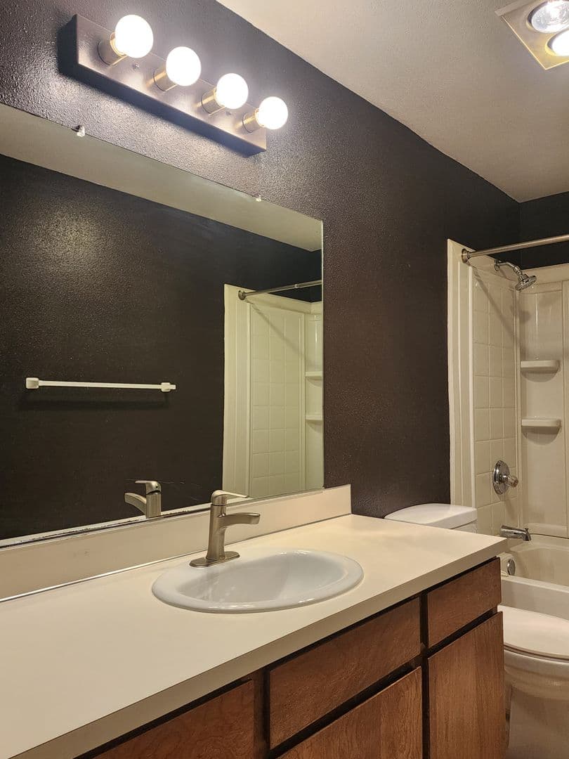 Newberg Apartment: 604 E 10th St