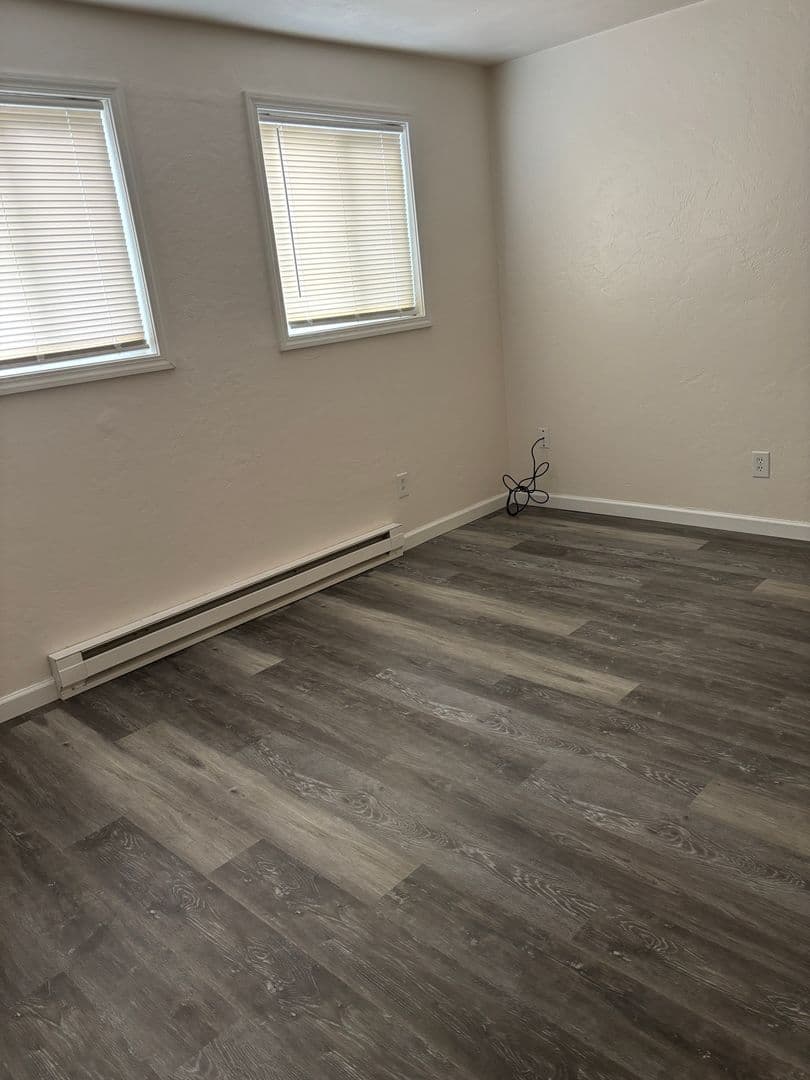 Newberg Apartment: 1506-1508 Deborah Rd.