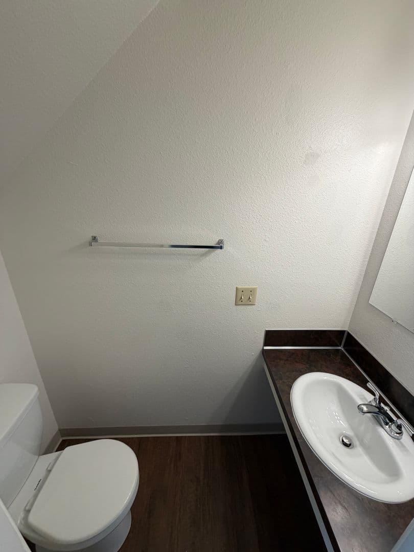 Newberg Apartment: 611 N Sitka Ave