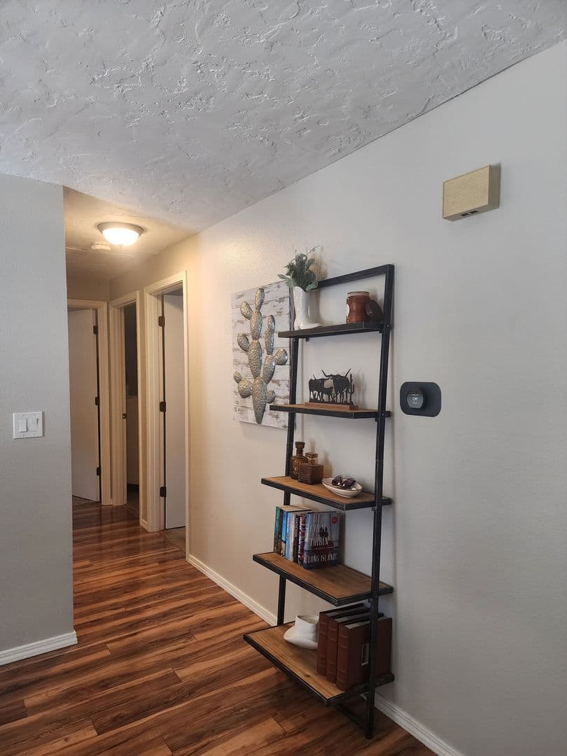 Newberg House: 3512 E Vittoria Way