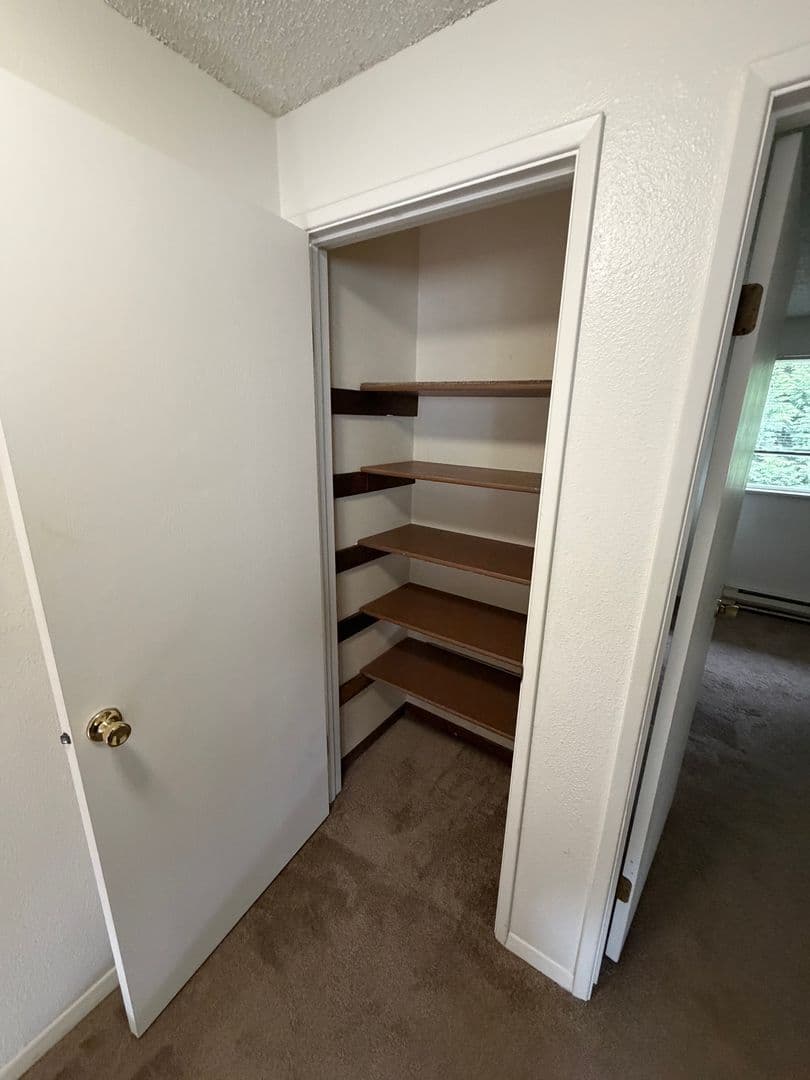 Newberg Apartment: 611 N Sitka Ave