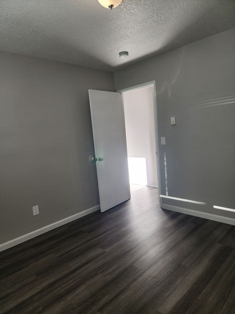 Newberg Apartment: 1005 S. Wynooski St.