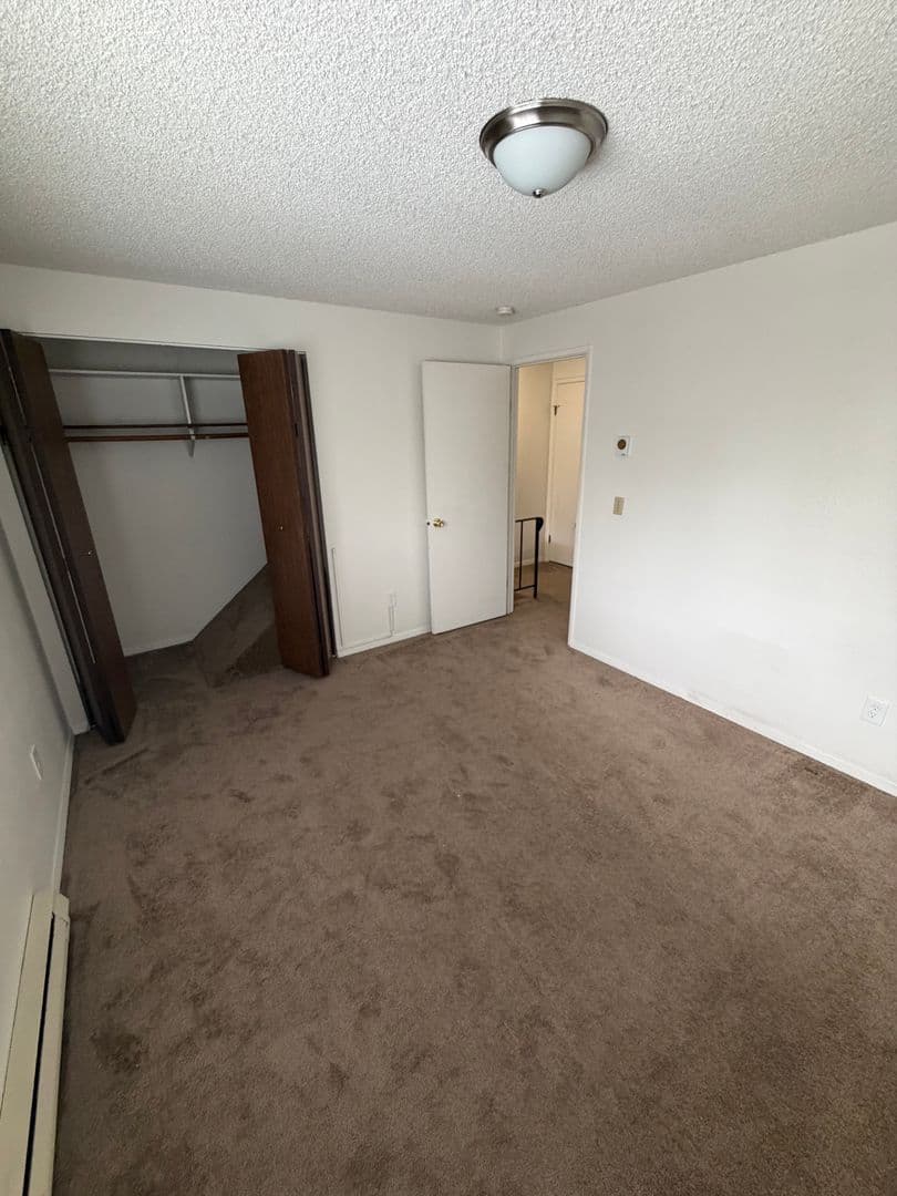 Newberg Apartment: 611 N Sitka Ave