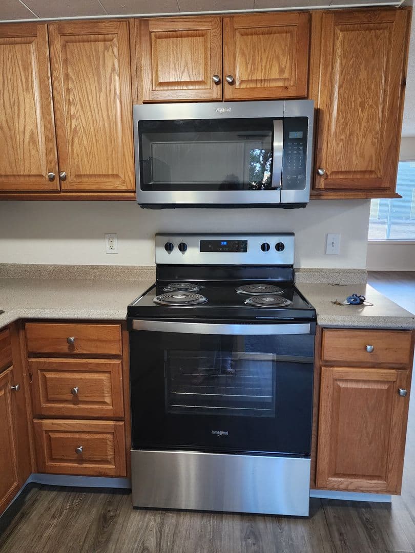Newberg Apartment: 1558 E. 3rd St.