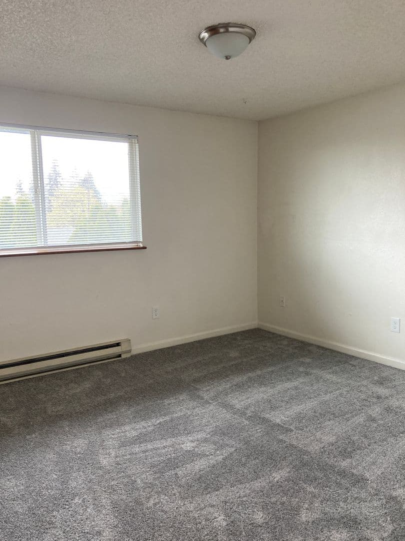 Newberg Apartment: 611 N Sitka Ave