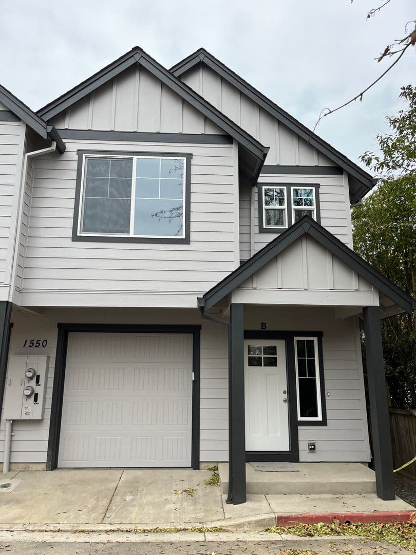 Newberg Apartment: 1550 E. 3rd St.