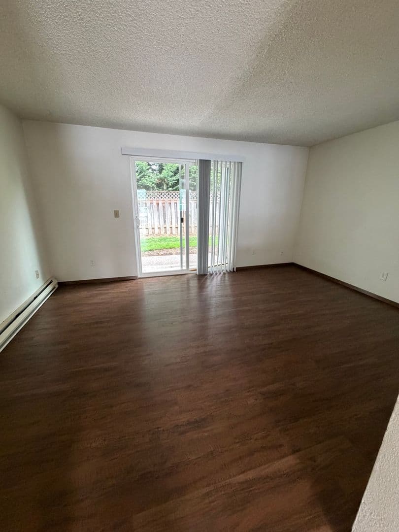Newberg Apartment: 611 N Sitka Ave