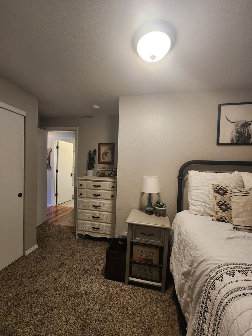 Newberg House: 3512 E Vittoria Way