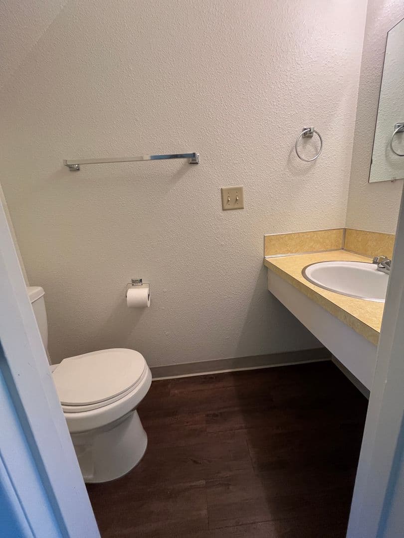 Newberg Apartment: 611 N Sitka Ave