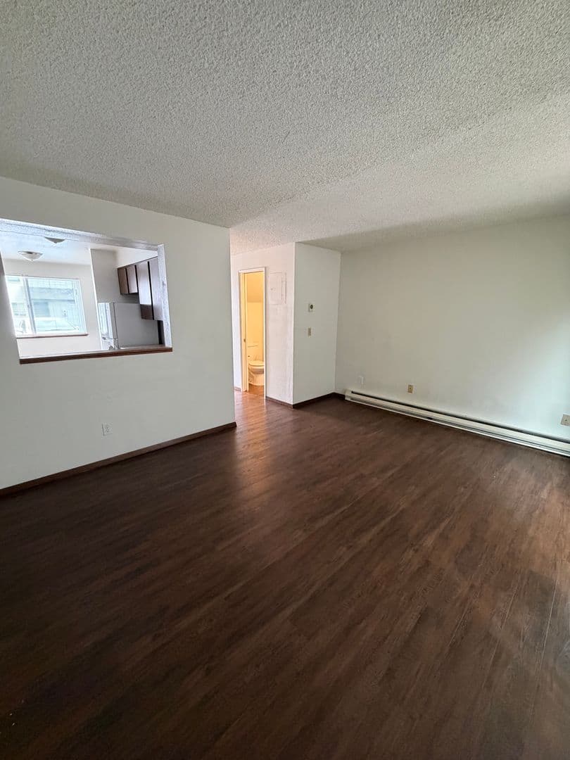 Newberg Apartment: 611 N Sitka Ave