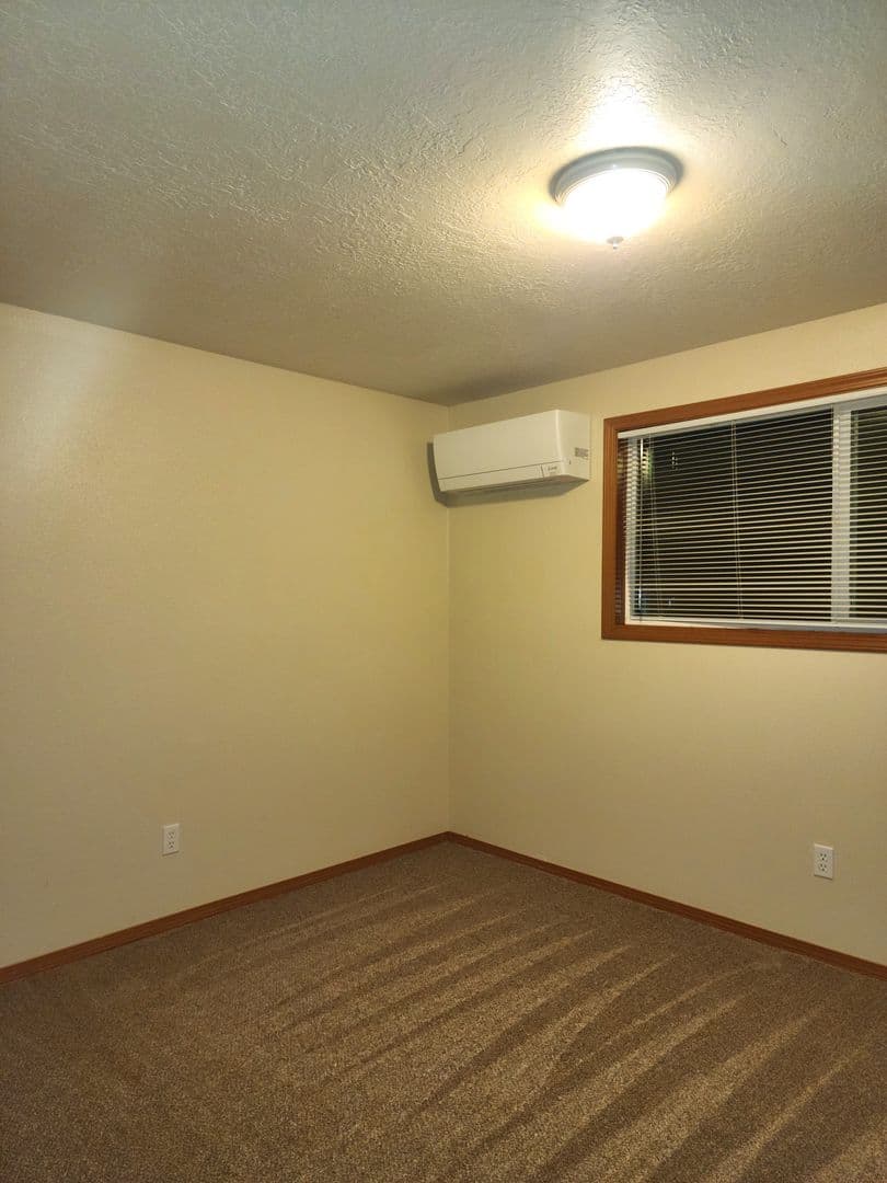 Newberg Apartment: 606 E Ninth St - Apt. 43
