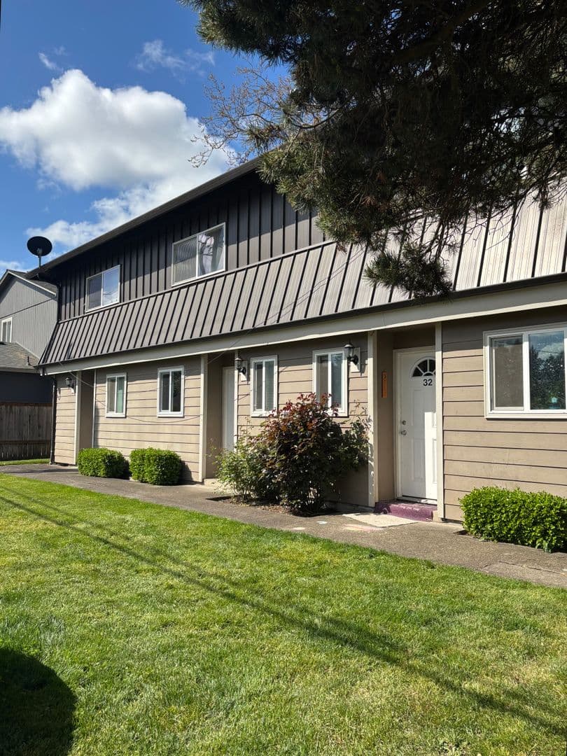 Newberg Apartment: 606 E Ninth St - Apt. 21