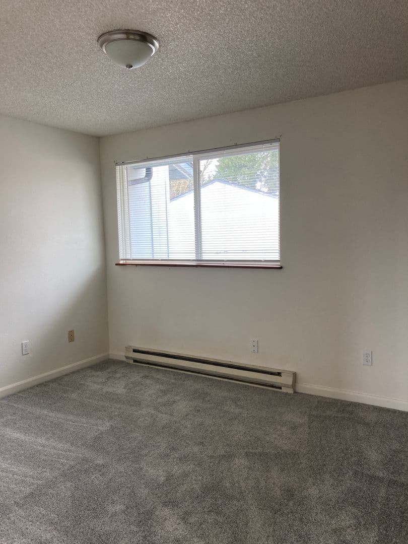 Newberg Apartment: 611 N Sitka Ave