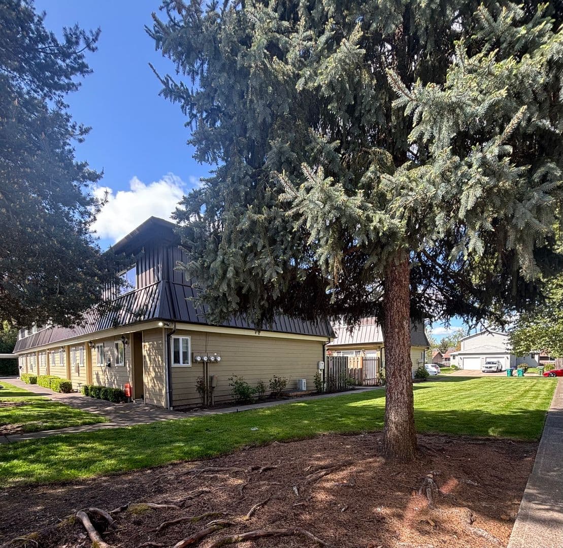 Newberg Apartment: 606 E Ninth St - Apt. 21