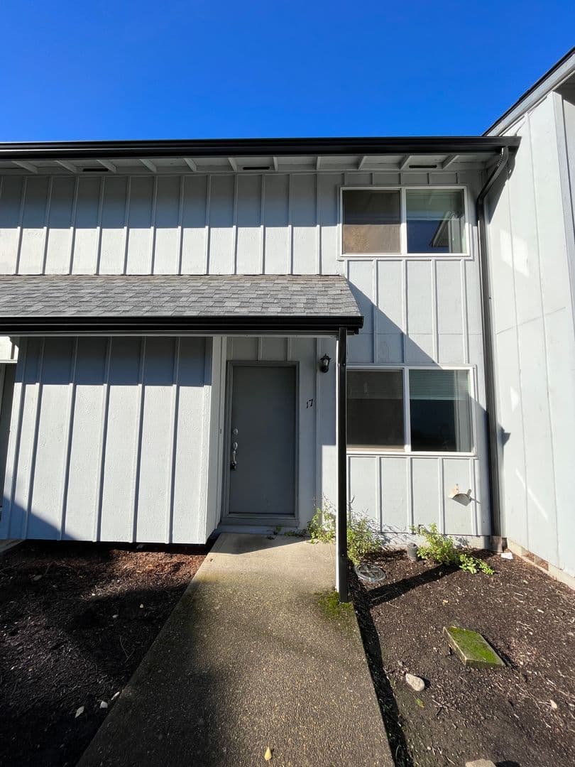 Newberg Apartment: 611 N Sitka Ave