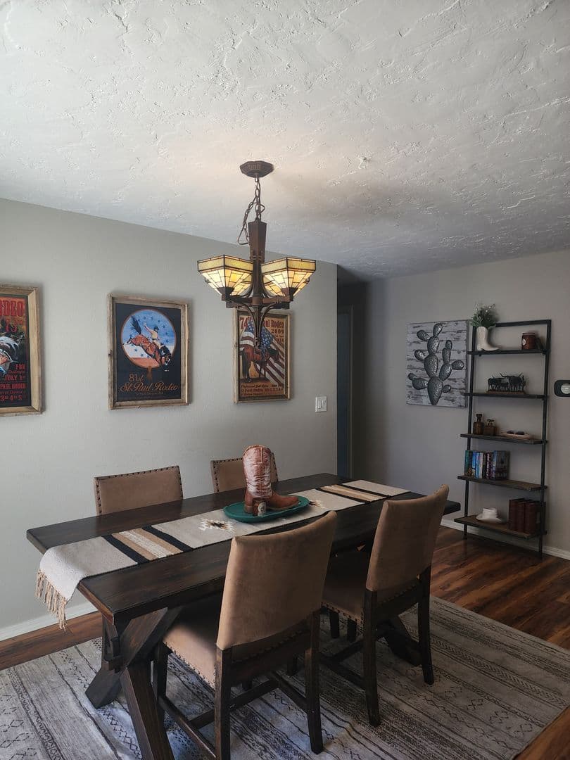 Newberg House: 3512 E Vittoria Way