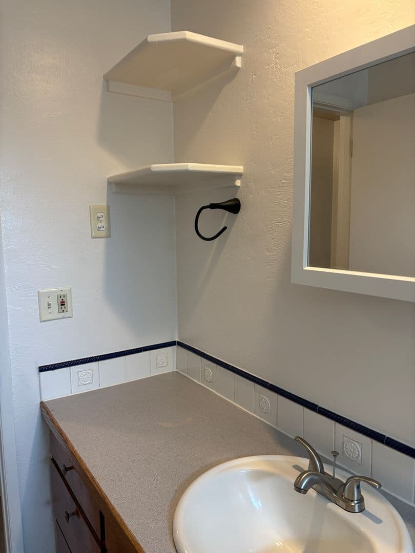 Newberg Apartment: 1506-1508 Deborah Rd.
