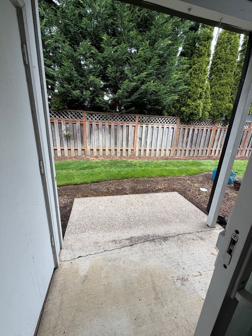 Newberg Apartment: 611 N Sitka Ave