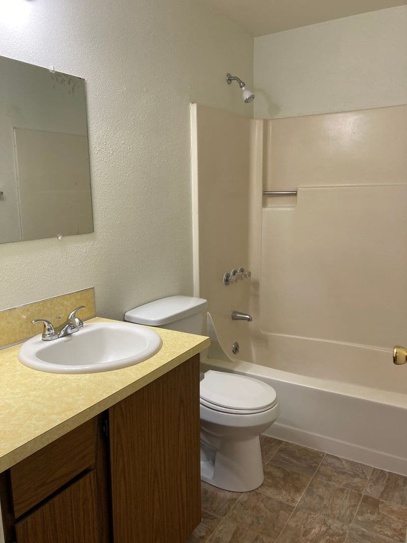 Newberg Apartment: 611 N Sitka Ave