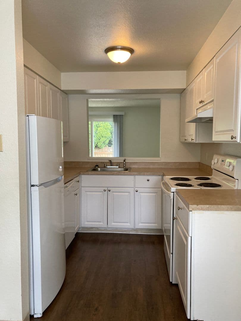 Newberg Apartment: 611 N Sitka Ave