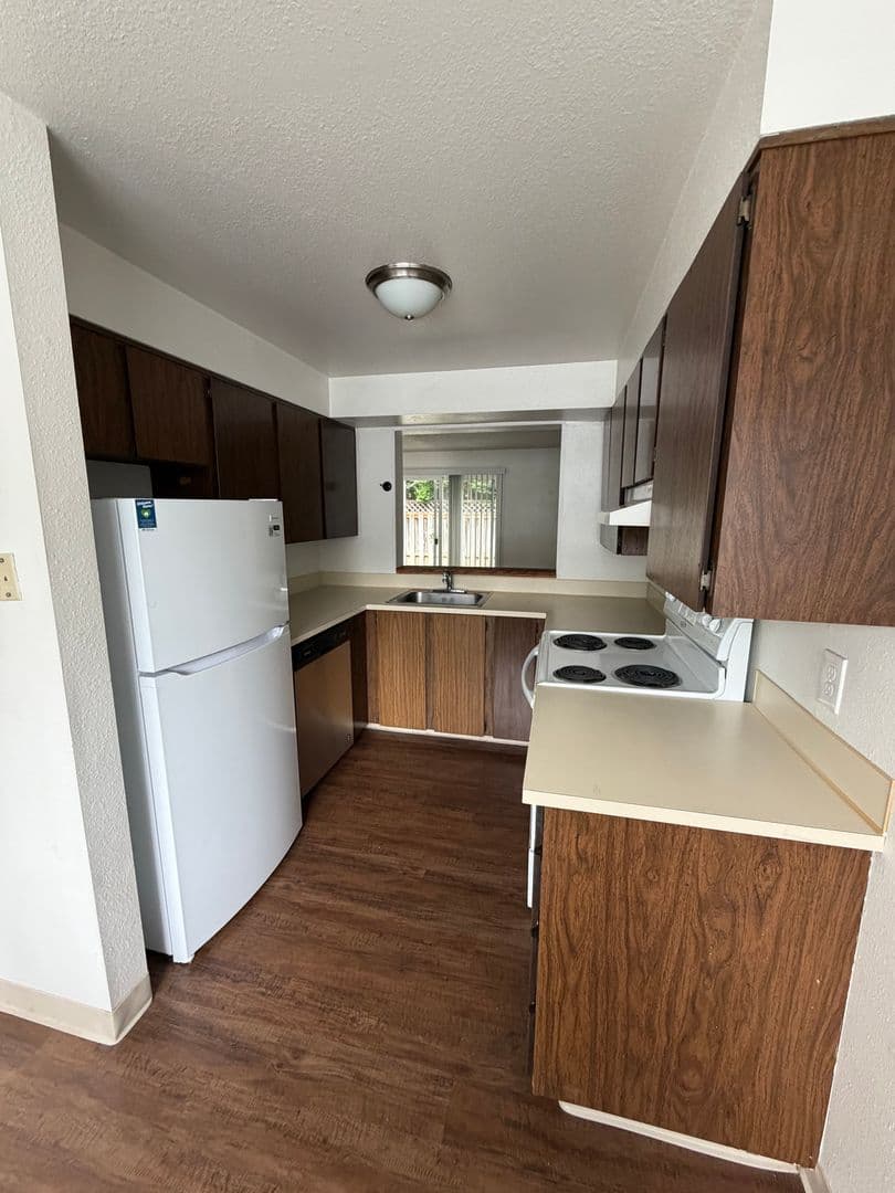 Newberg Apartment: 611 N Sitka Ave