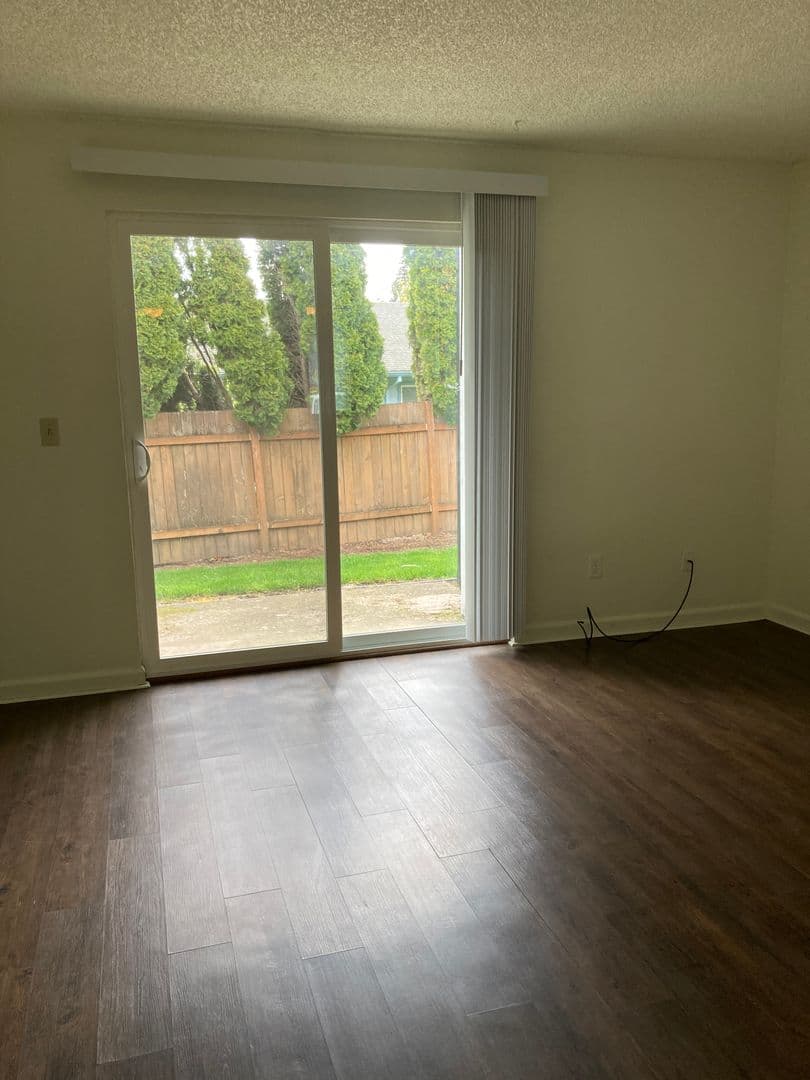 Newberg Apartment: 611 N Sitka Ave