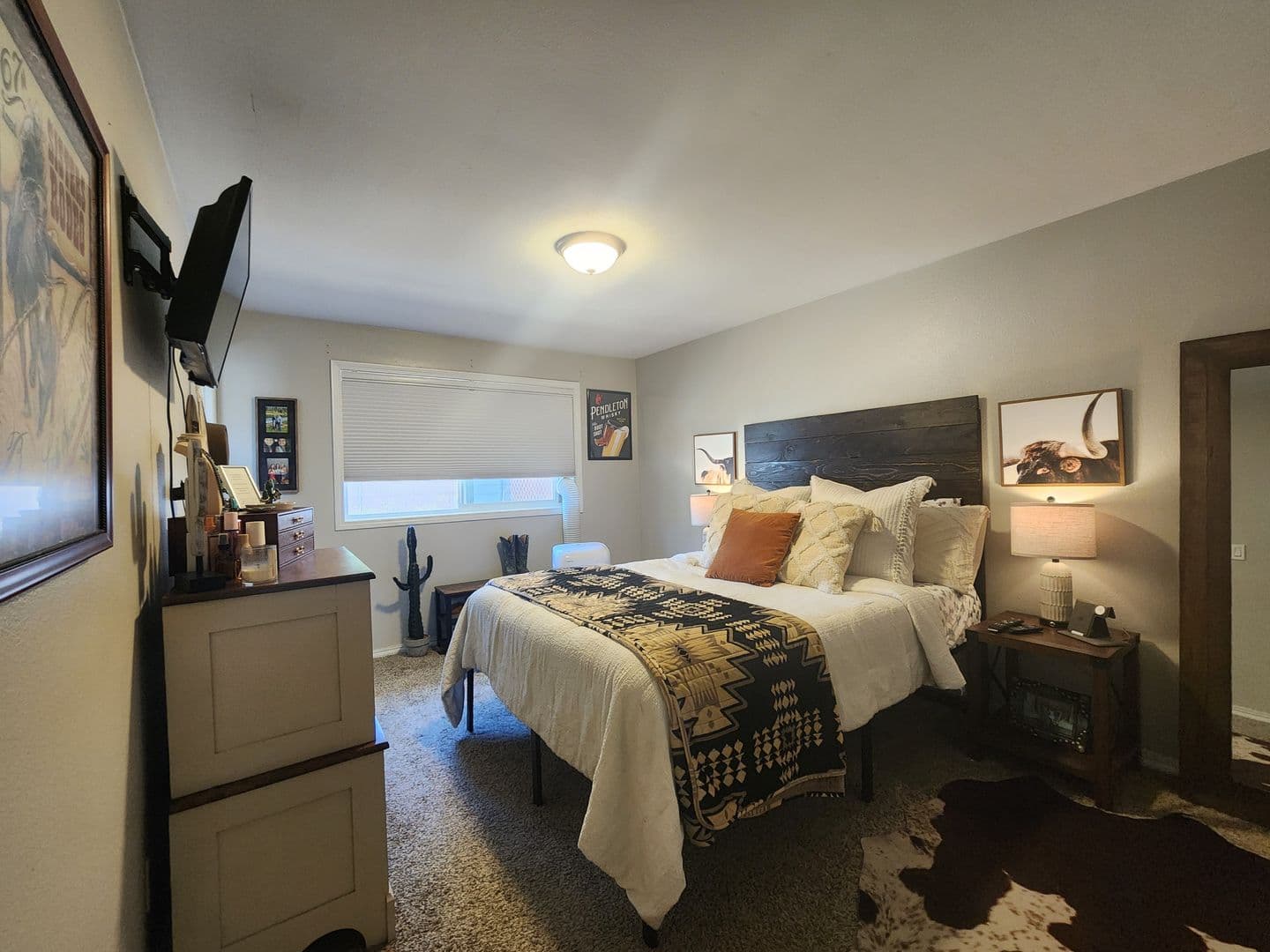 Newberg House: 3512 E Vittoria Way
