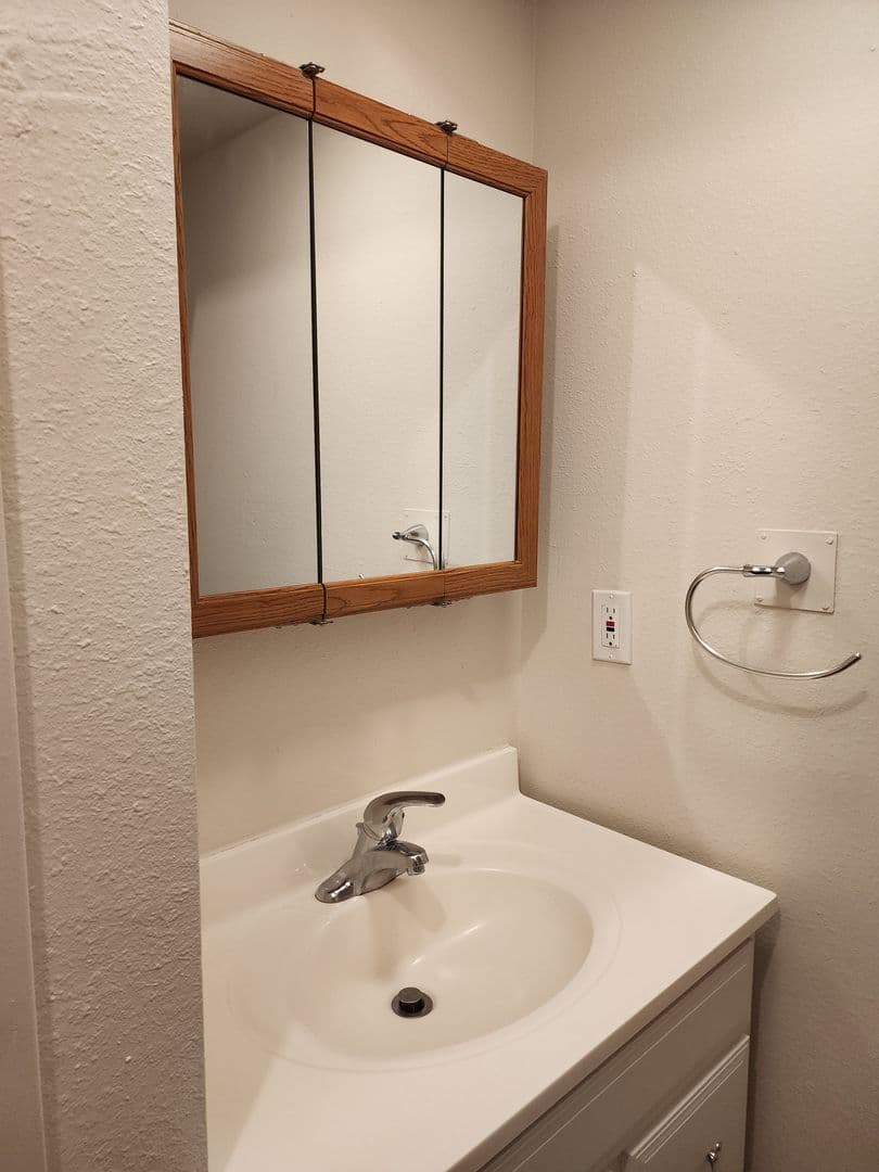 Newberg Apartment: 1558 E. 3rd St.