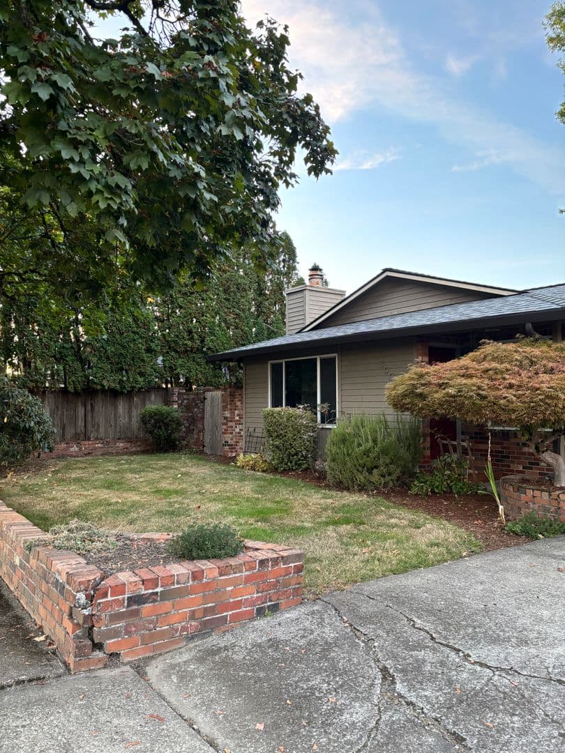 Newberg House: 3007 Douglas Ave