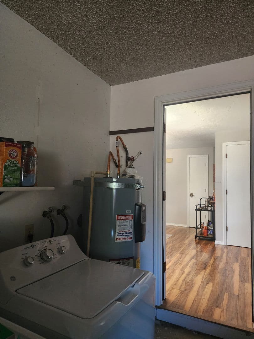 Newberg House: 3512 E Vittoria Way