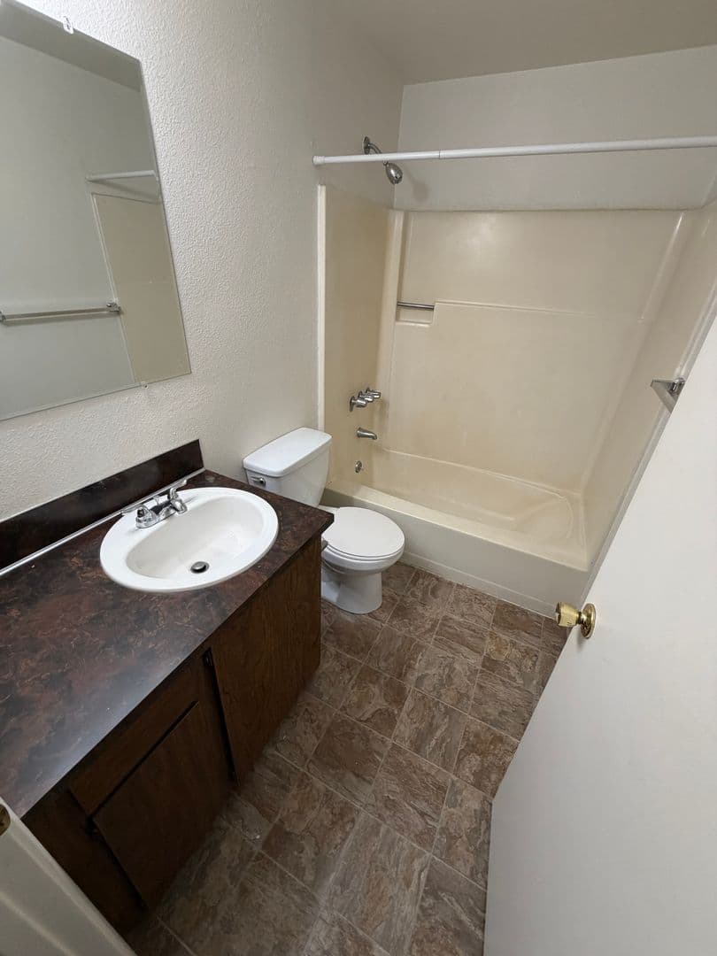 Newberg Apartment: 611 N Sitka Ave