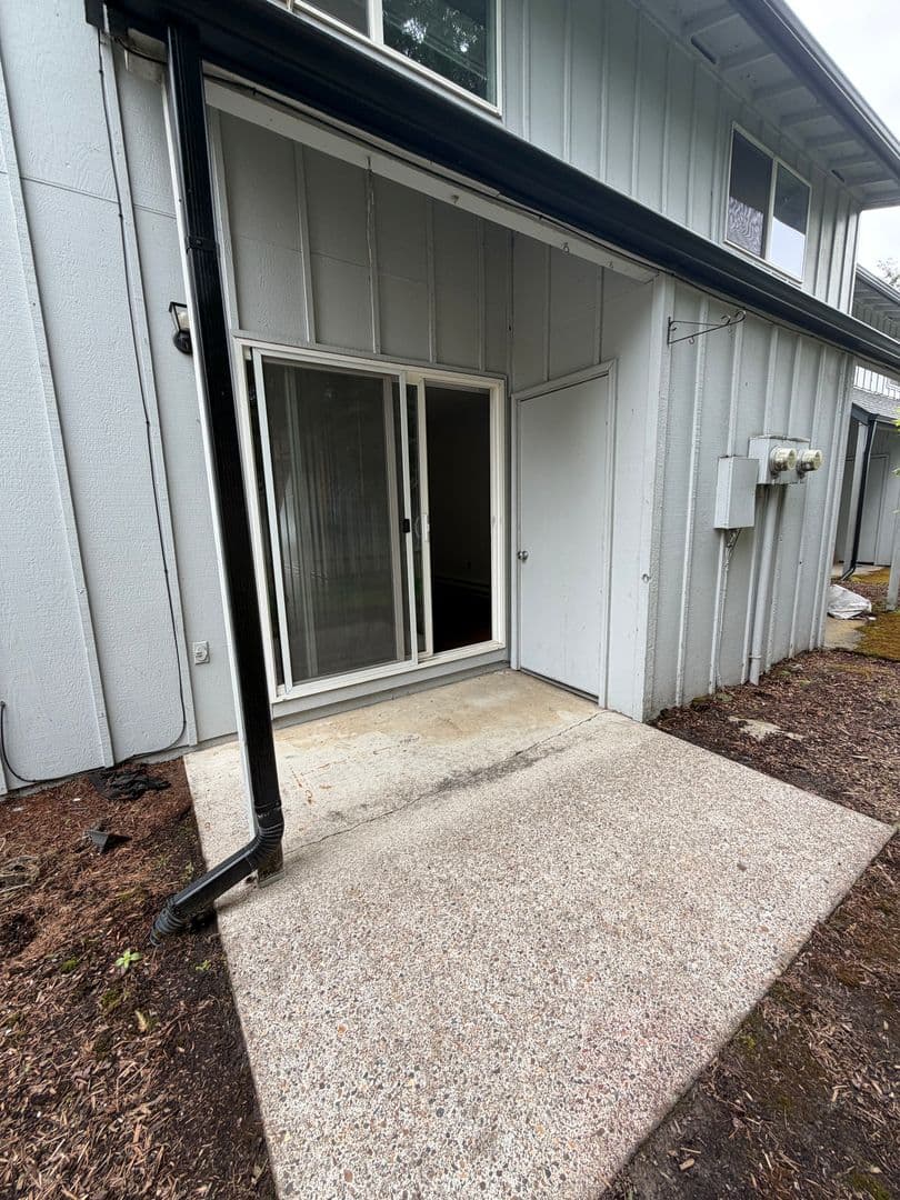 Newberg Apartment: 611 N Sitka Ave